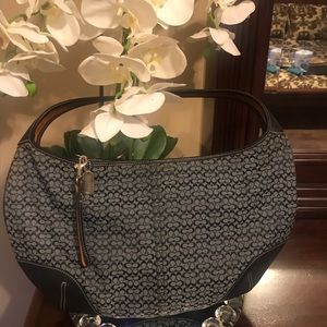 I’m selling a medium coach hobos style hand bag mint condition